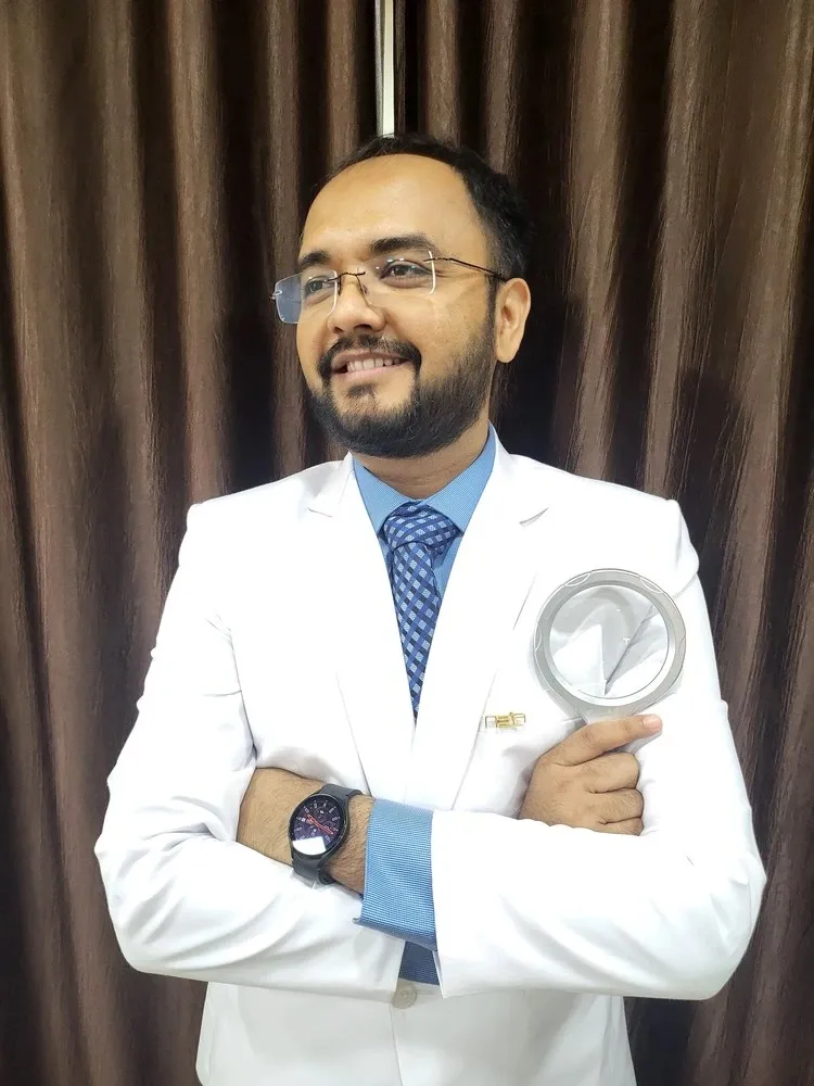 मिलें डॉ. रुचिर शाह से: विशेषज्ञ डर्मेटोलॉजिस्ट द्वारा ऑनलाइन एक्ज़िमा और सेबोरेहिक डर्मेटाइटिस उपचार